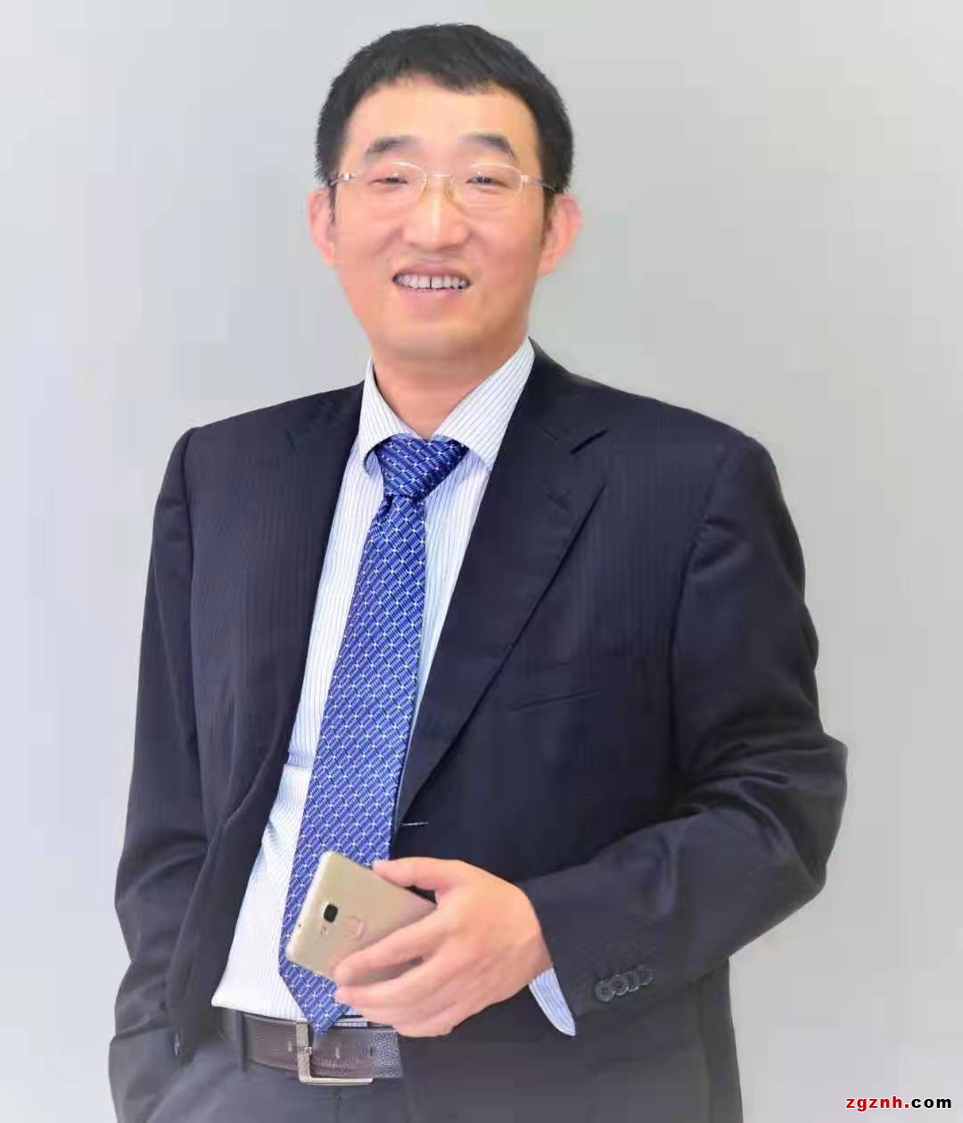 李剛，華為公司原副總裁，1996年加入華為，是公司早期創(chuàng)業(yè)、研發(fā)、拓展市場的功臣，2020年從華為功成身退。對企業(yè)戰(zhàn)略、文化、人力資源、產(chǎn)品研發(fā)，市場營銷，技術(shù)服務(wù)、質(zhì)量與運(yùn)營等方面有豐富的實(shí)戰(zhàn)經(jīng)驗(yàn)。華為管理體系貢獻(xiàn)最高榮譽(yù)獎&ldquo;藍(lán)血十杰&rdquo;獲得者，華為大學(xué)&ldquo;金牌講師&rdquo;。