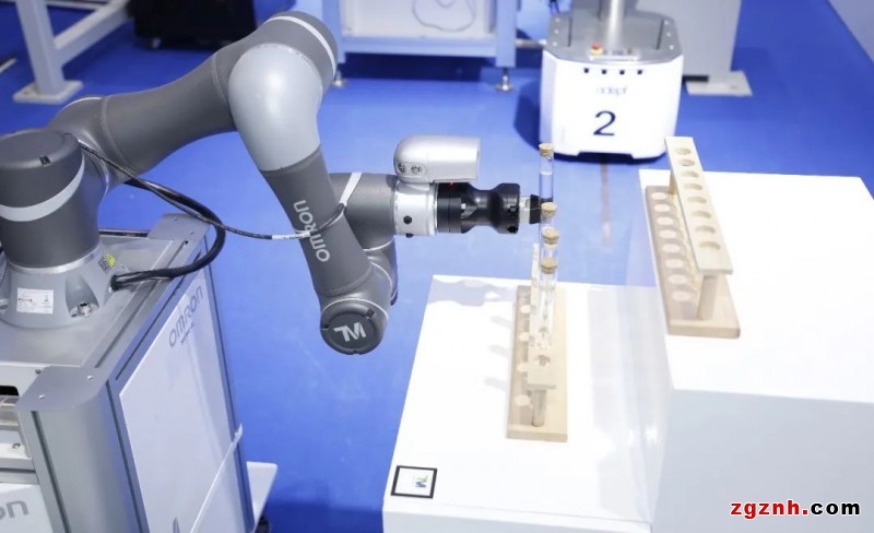 歐姆龍協(xié)作機器人在生物醫(yī)療樣品搬運上的應用