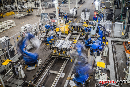 機(jī)器人自主上下料，實(shí)現(xiàn)產(chǎn)線的全自動(dòng)化運(yùn)輸