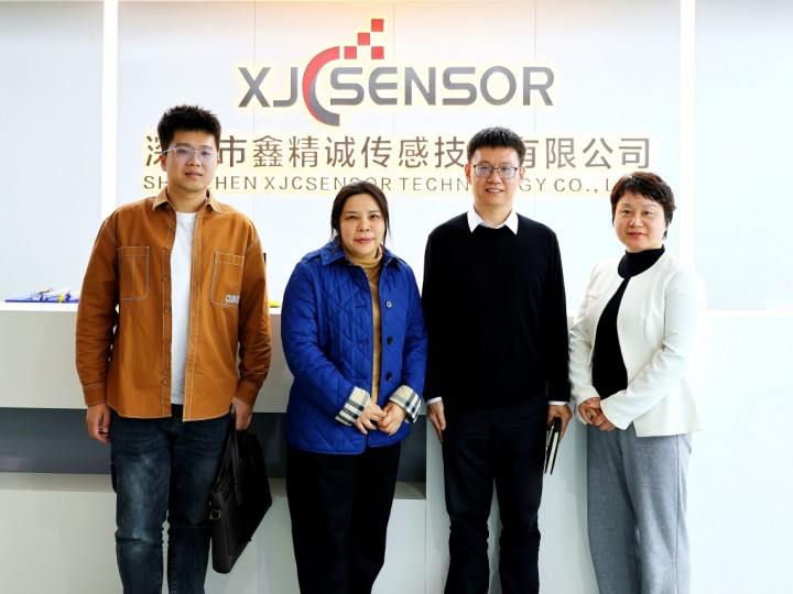 智能化學(xué)會(huì)副會(huì)長劉衛(wèi)群陪同深科協(xié)學(xué)會(huì)處處長孫業(yè)帥一行考察鑫精誠傳感